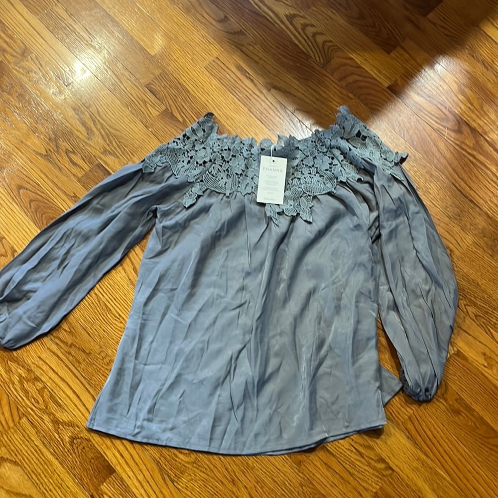Super cute vacay blouse.